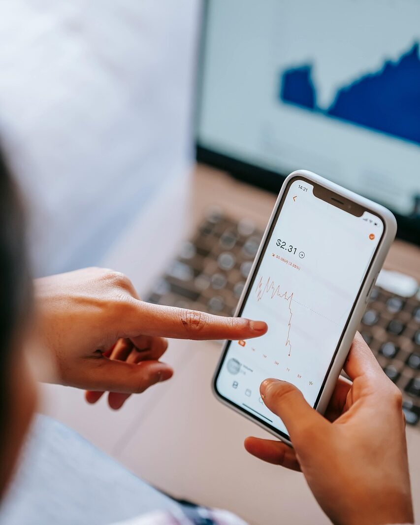 Eine digitale Darstellung eines Aktienhandels mit Diagrammen, Zahlen und Finanzkurven.