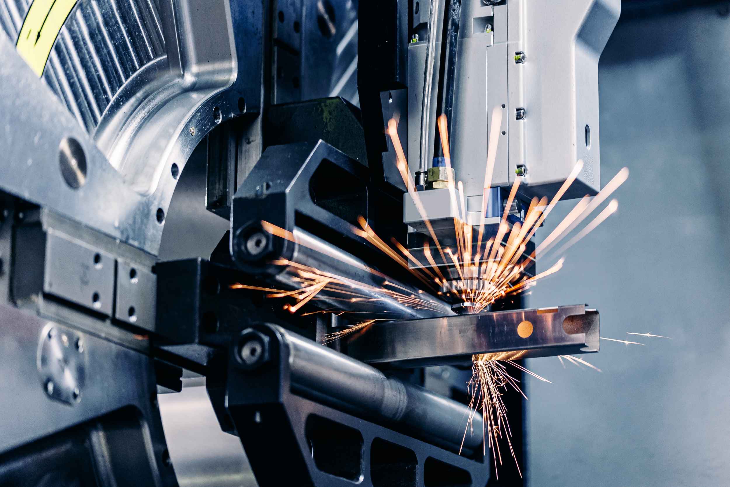 CNC-Lasermaschine schneidet Metallblech mit hoher Präzision