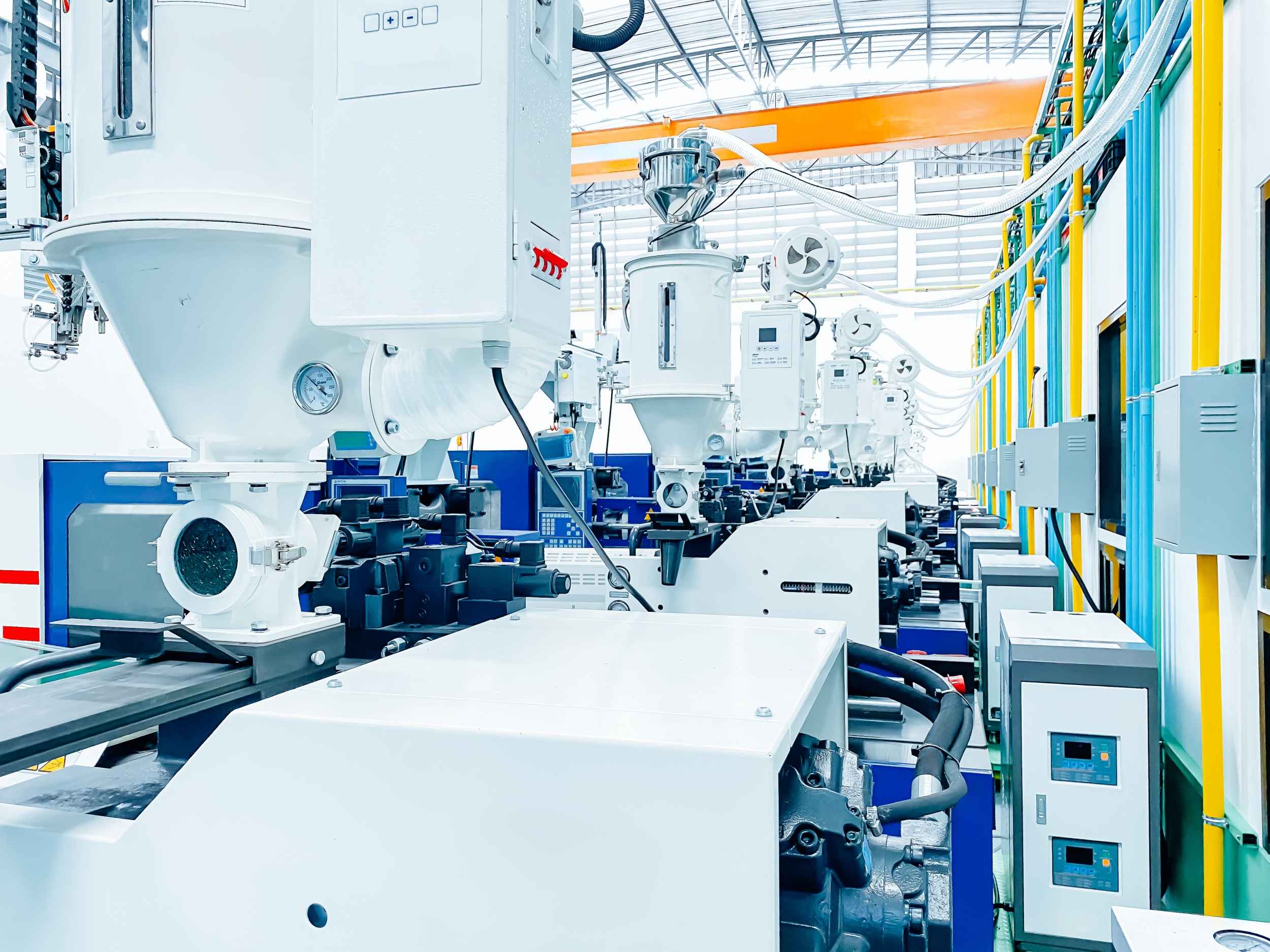 Moderne Spritzgießmaschinen in industrieller Produktionshalle